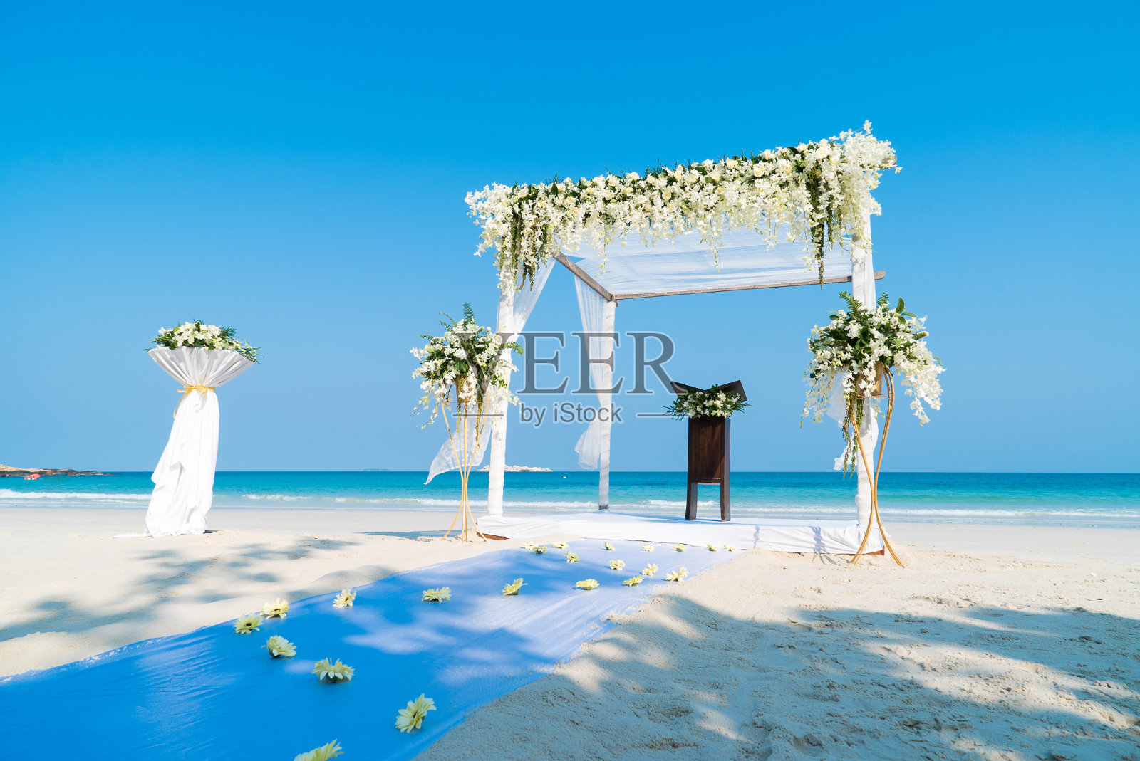 海滩婚礼拱门，祭坛装饰用鲜花照片摄影图片