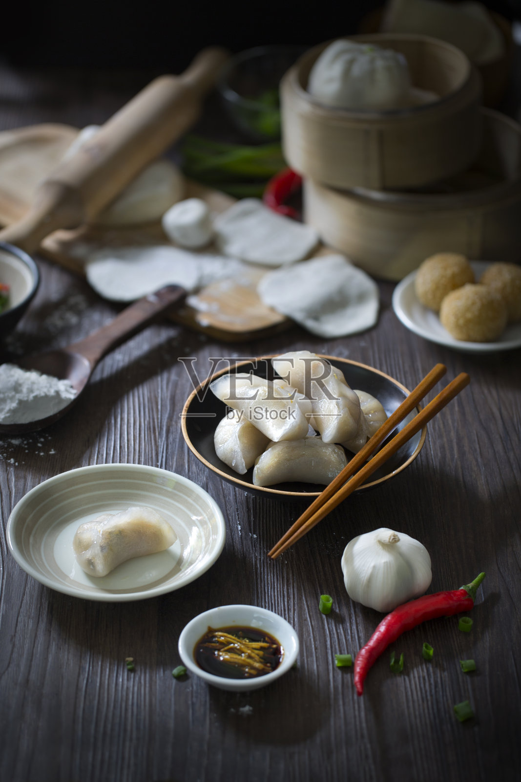 中国新年食物煮'饺子'煮饺子在穆迪厨房台面。照片摄影图片