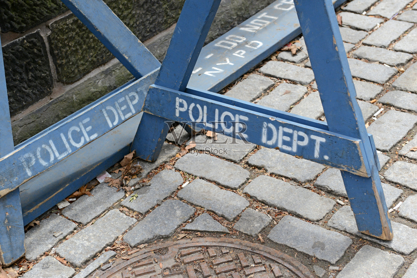 印有模版字母的木制警察栅栏照片摄影图片