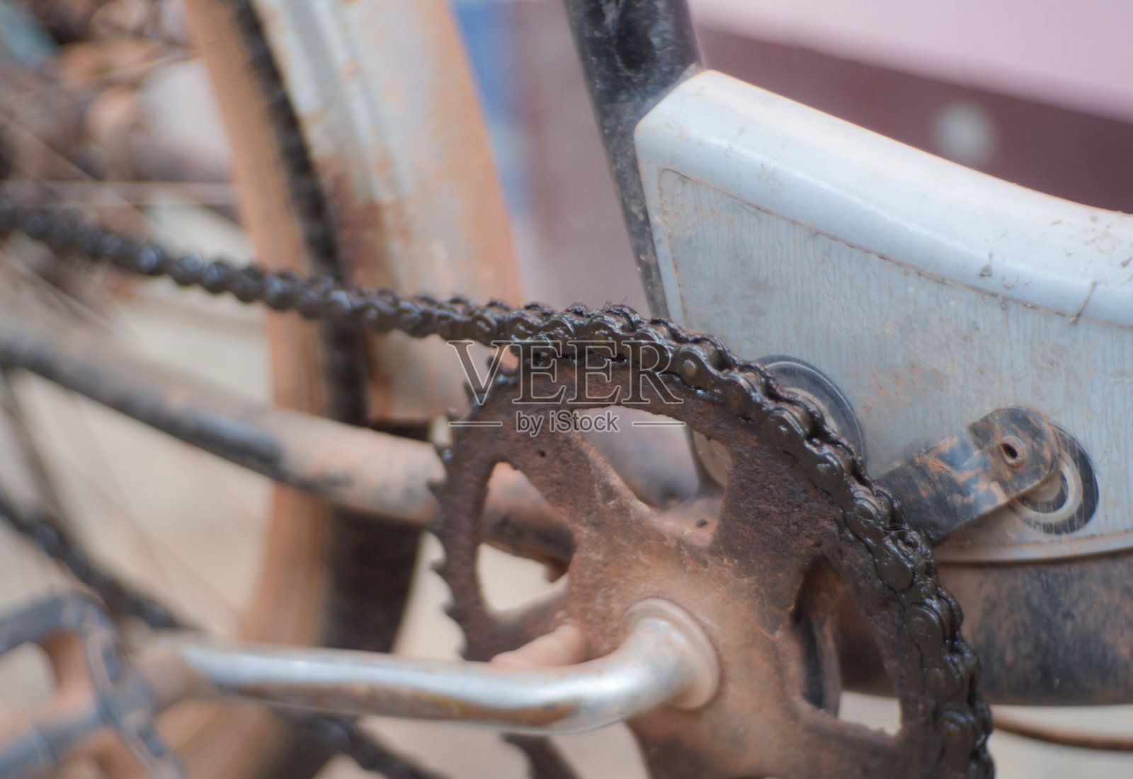 关闭自行车链条污垢从润滑油(润滑脂)。照片摄影图片