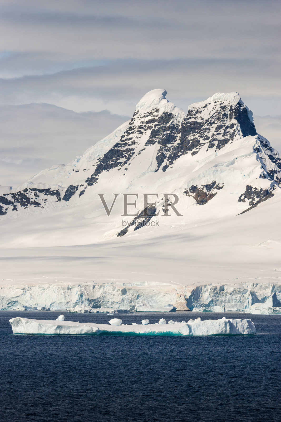 有冰山和山脉的南极景观照片摄影图片