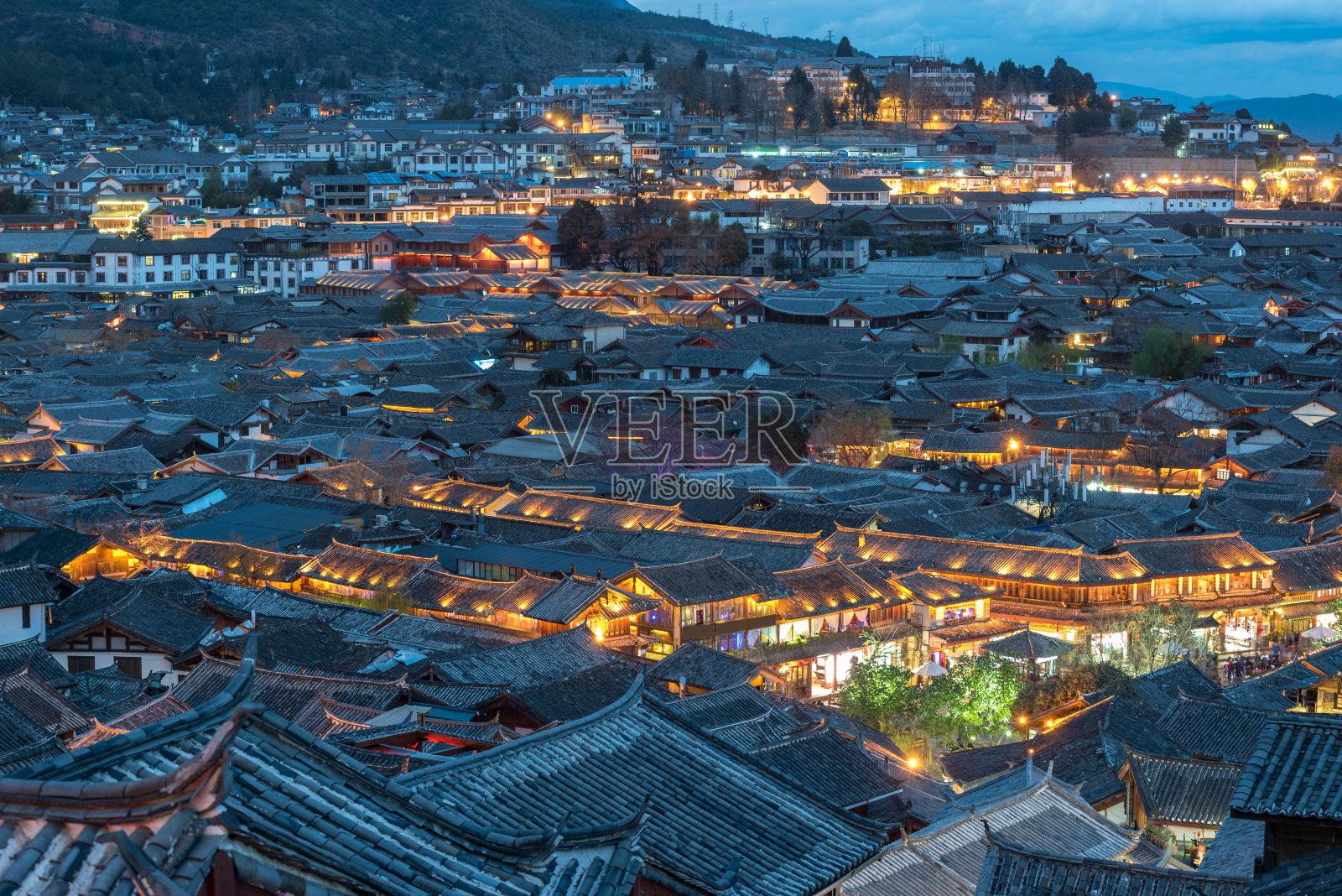 丽江古城鸟瞰，俯览当地历史建筑、屋顶建筑、夜景照片摄影图片