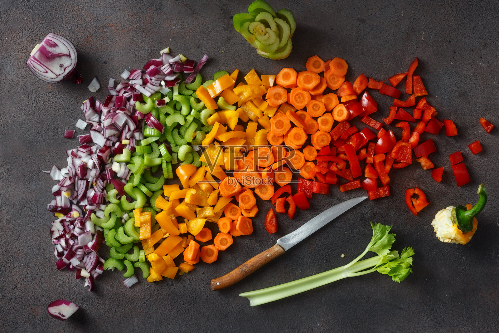 平铺健康素食为背景。切片的新鲜蔬菜在深色的背景。俯视图照片摄影图片