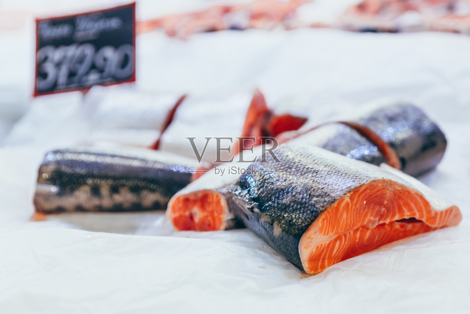 鲑鱼是冰中的凉鱼。海洋食品。食品杂货店购物。软焦点照片摄影图片