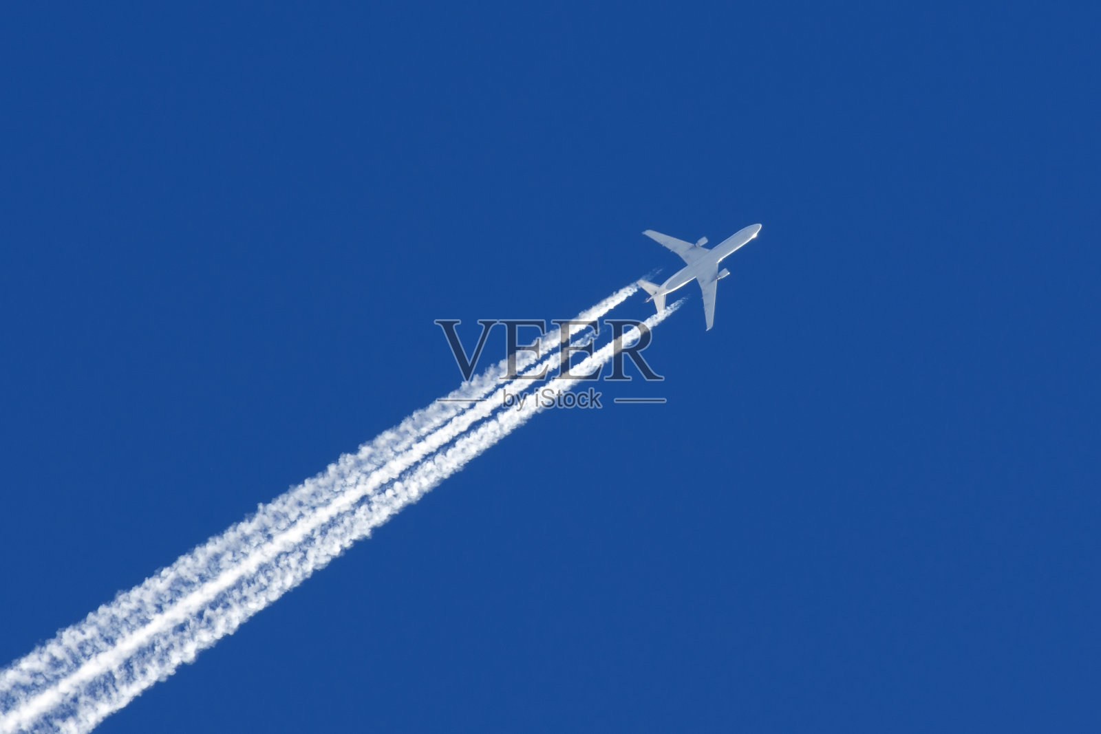 白色大型客机三引擎航空机场航迹云。照片摄影图片