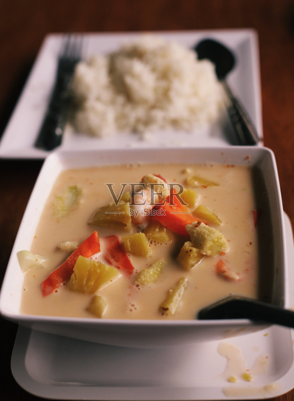 泰国亚洲晚餐椰子辣汤大碗和白米饭照片摄影图片