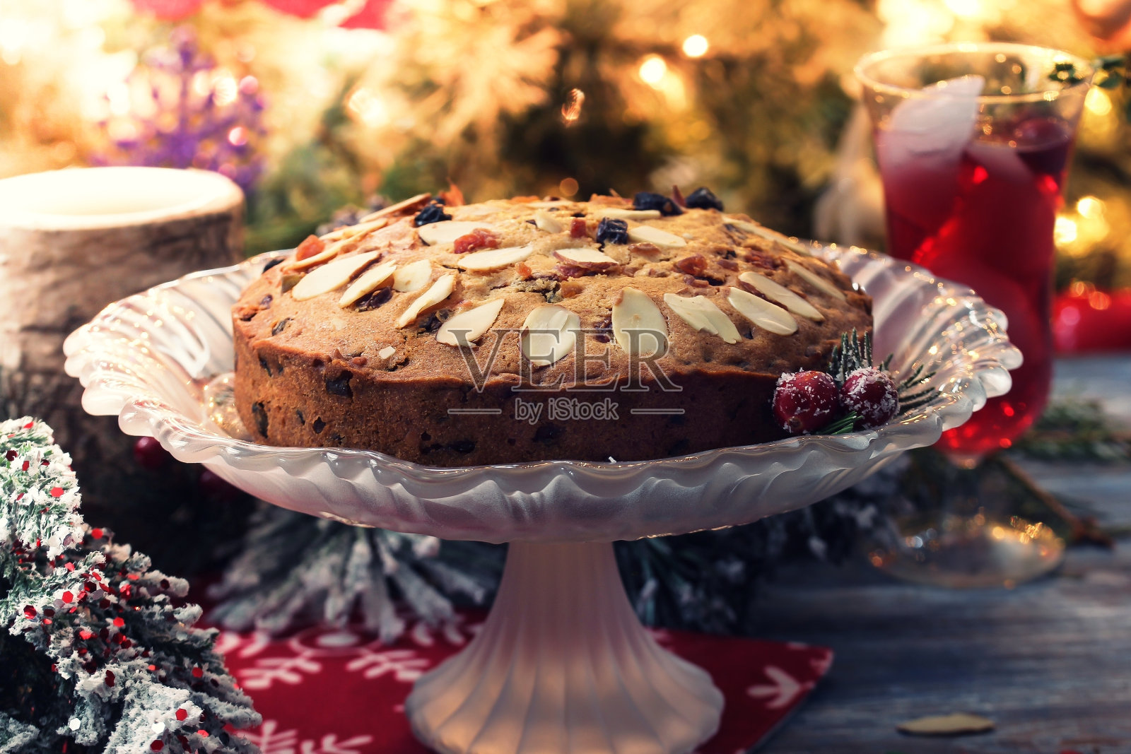 圣诞水果蛋糕与圣诞树的背景，选择性的焦点照片摄影图片