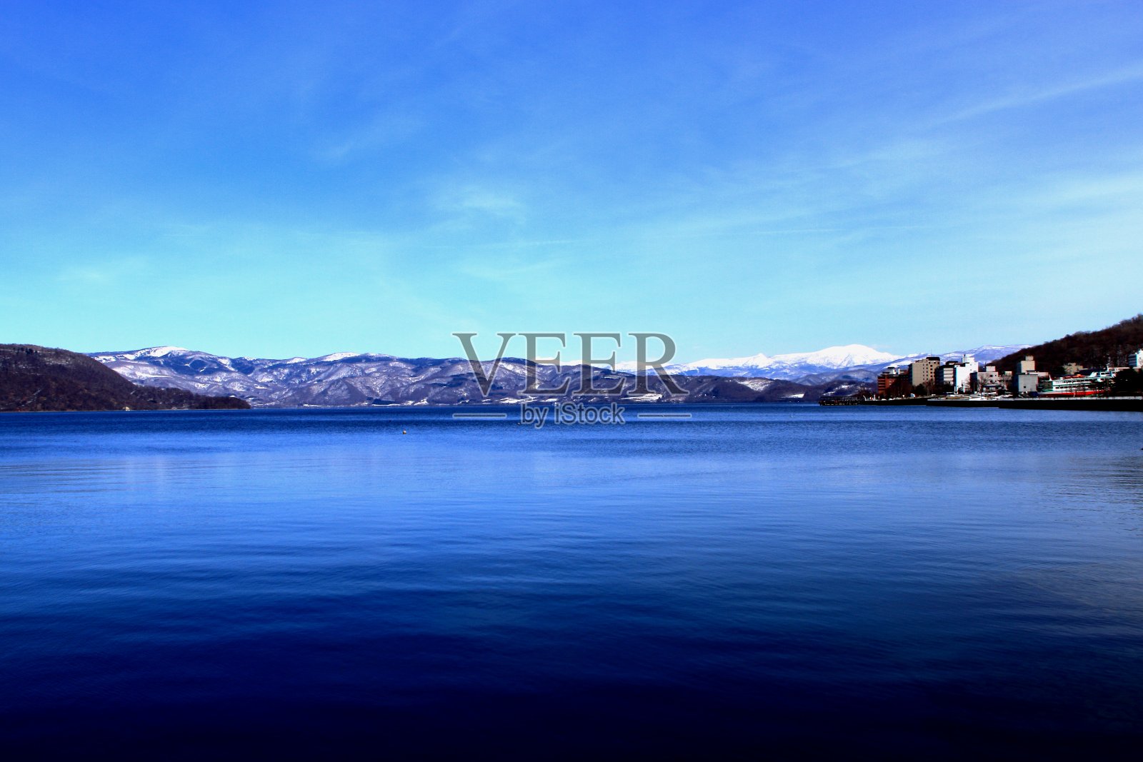 冬季的托雅湖畔景观照片摄影图片