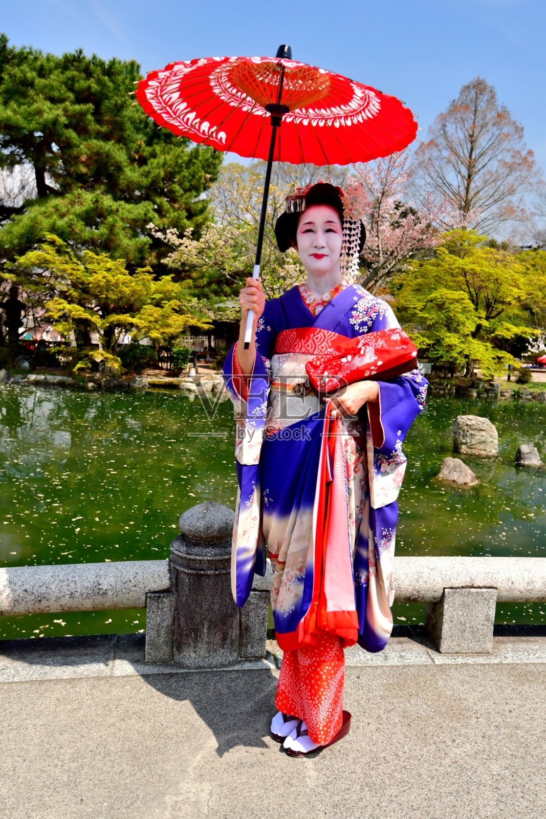 日本女人在Maiko的服装和发型享受京都的春天照片摄影图片