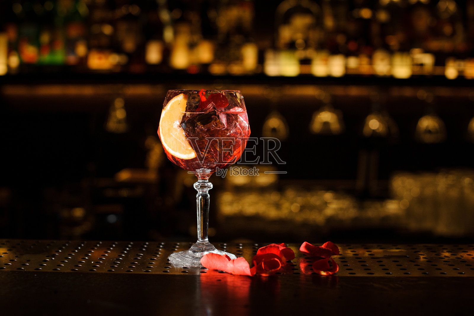 优雅的玻璃充满新鲜和美味的Aperol注射器夏季鸡尾酒照片摄影图片