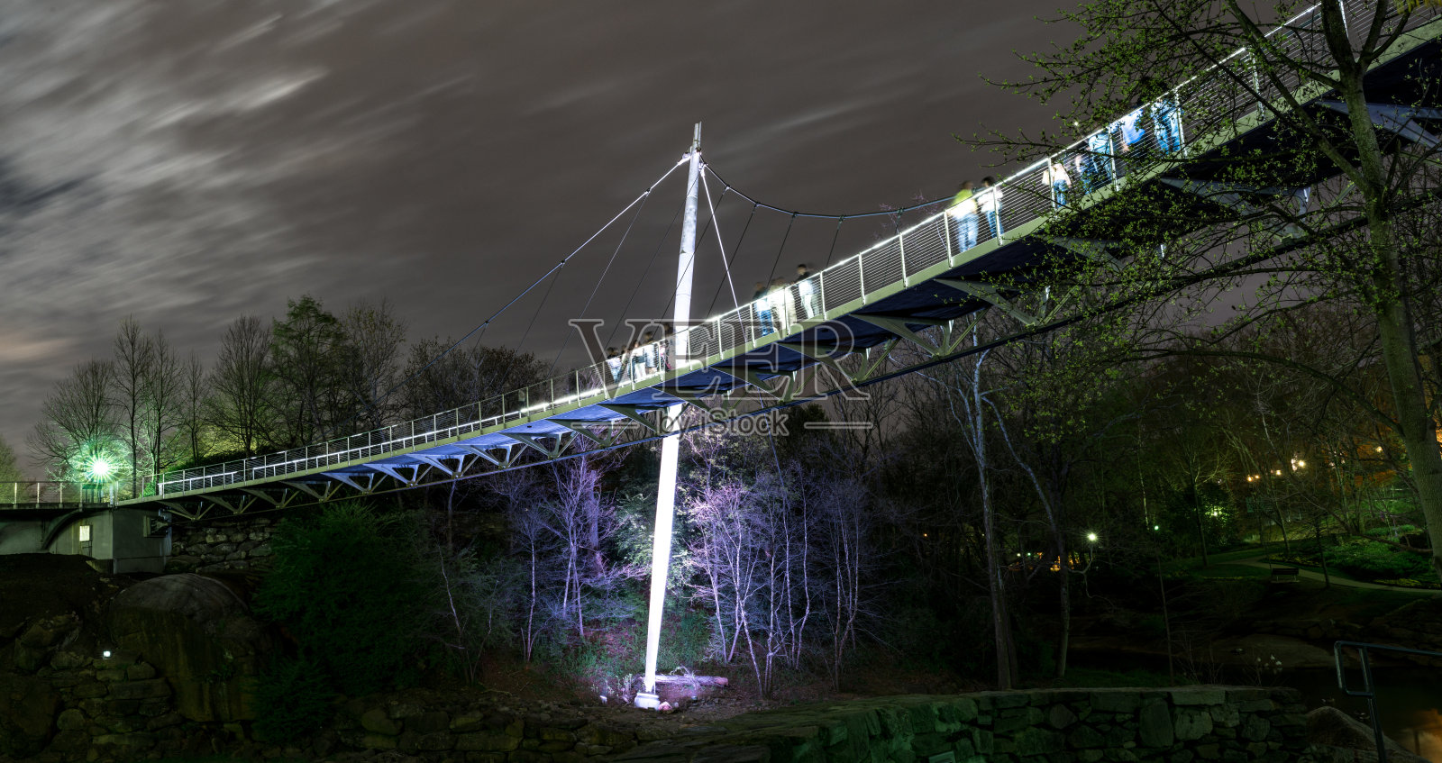自由桥在夜幕瀑布公园-格林维尔SC照片摄影图片