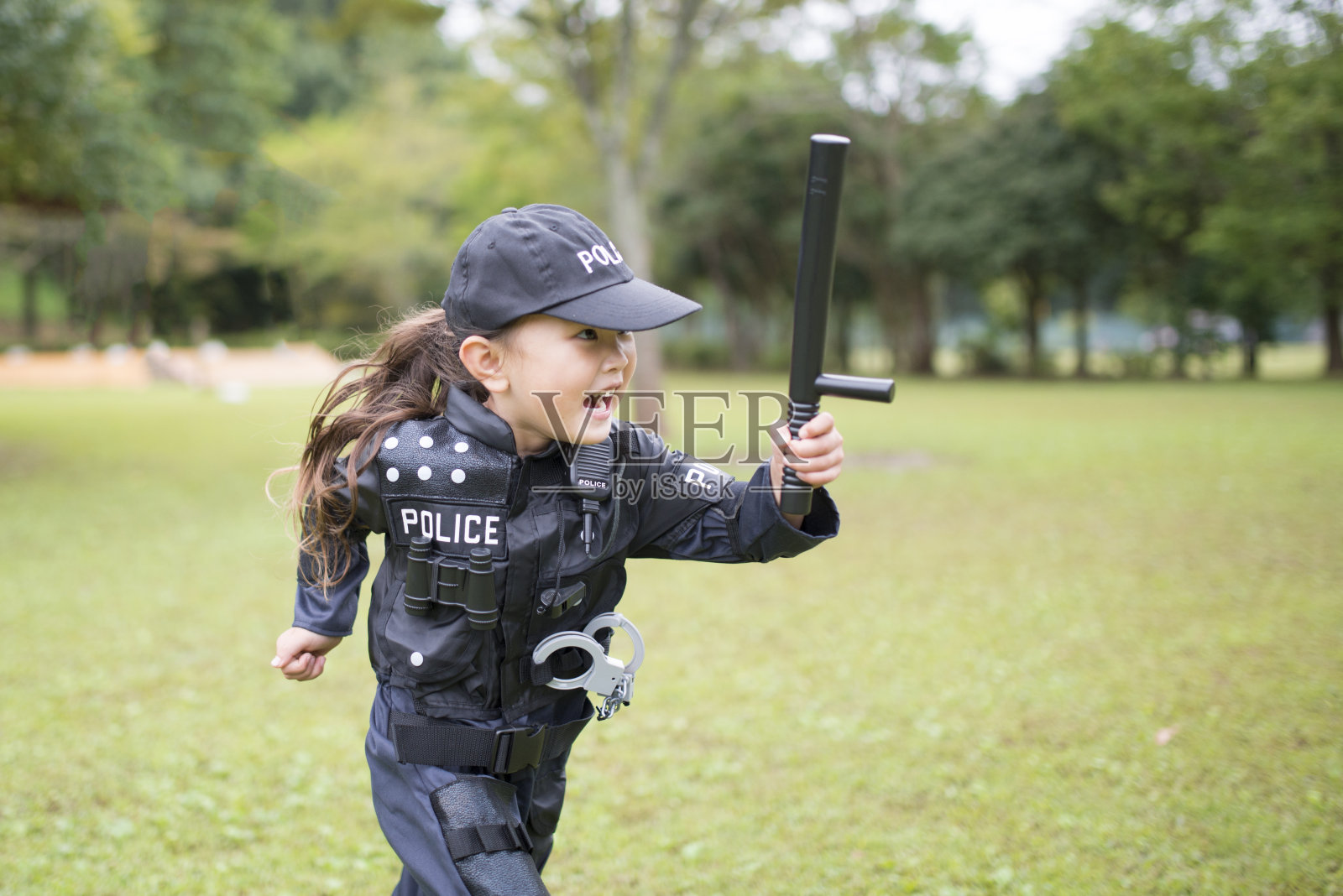 小女孩穿着警服在跑步照片摄影图片