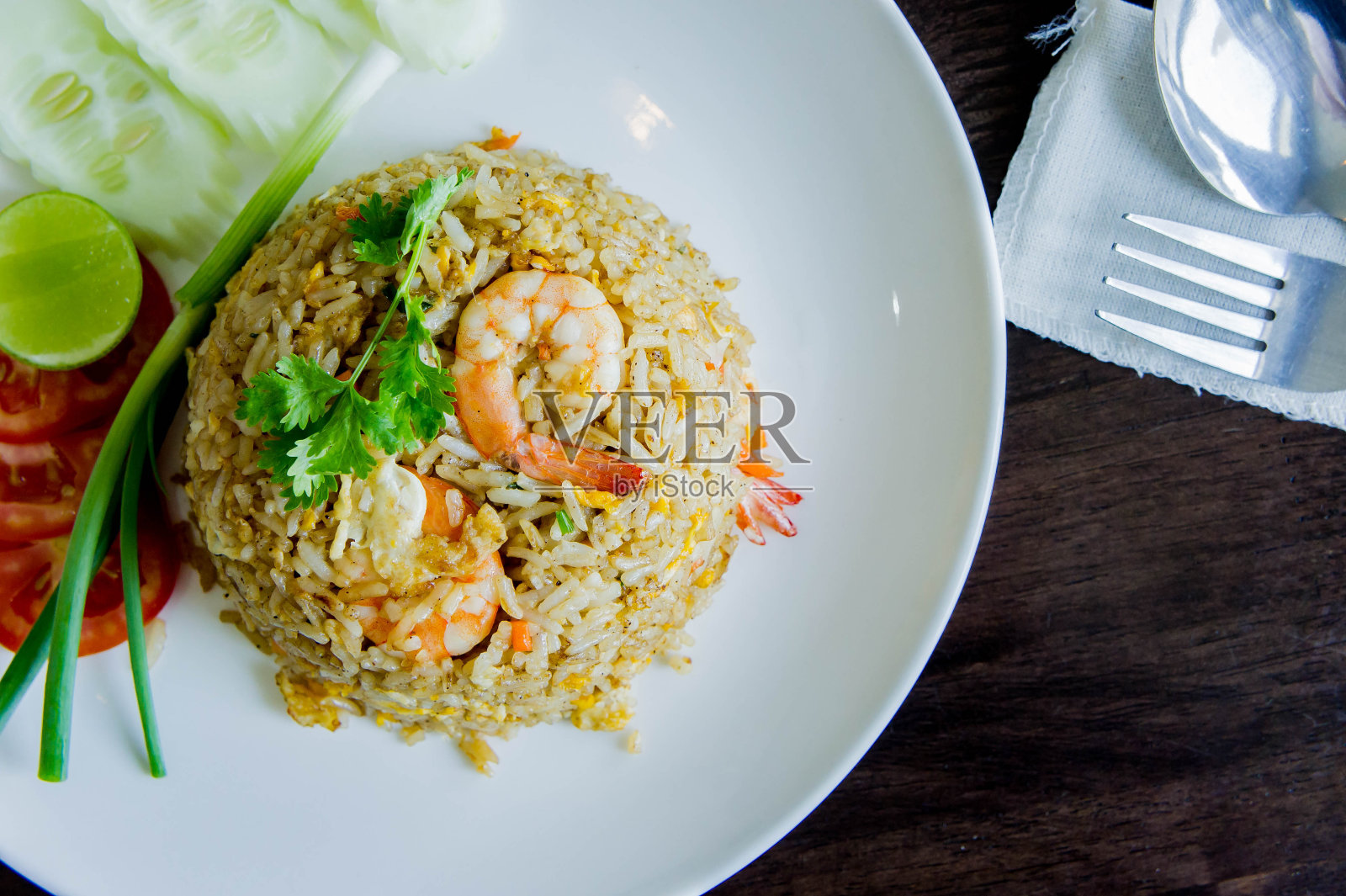泰国风味的白盘虾仁炒饭照片摄影图片