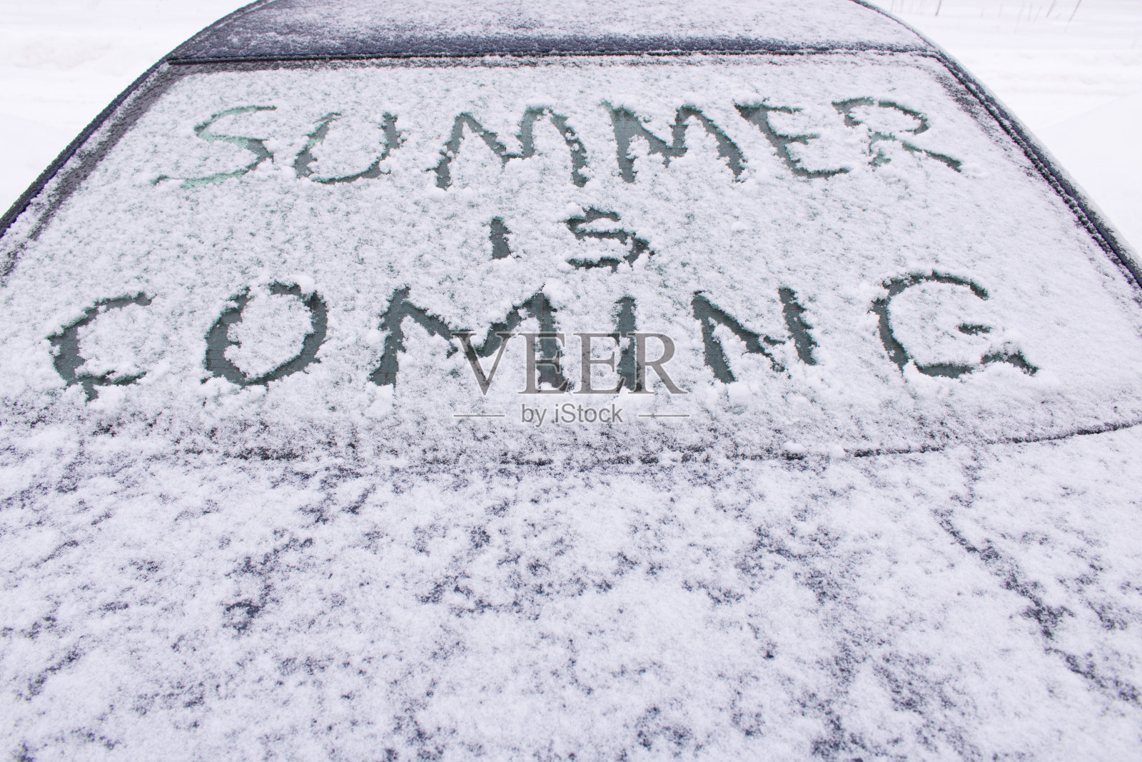 那句铭文很快就在汽车结冰的玻璃上刻下了夏天的字样照片摄影图片
