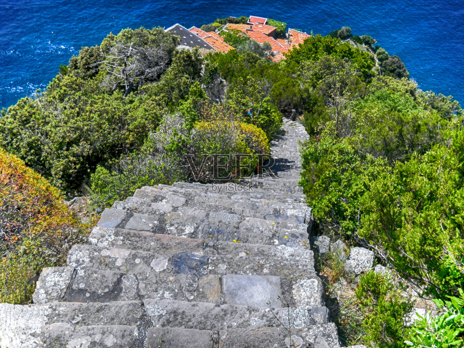 位于意大利Cinque Terre附近的La Spezia省，通往Monesteroli渔村的古老石阶照片摄影图片