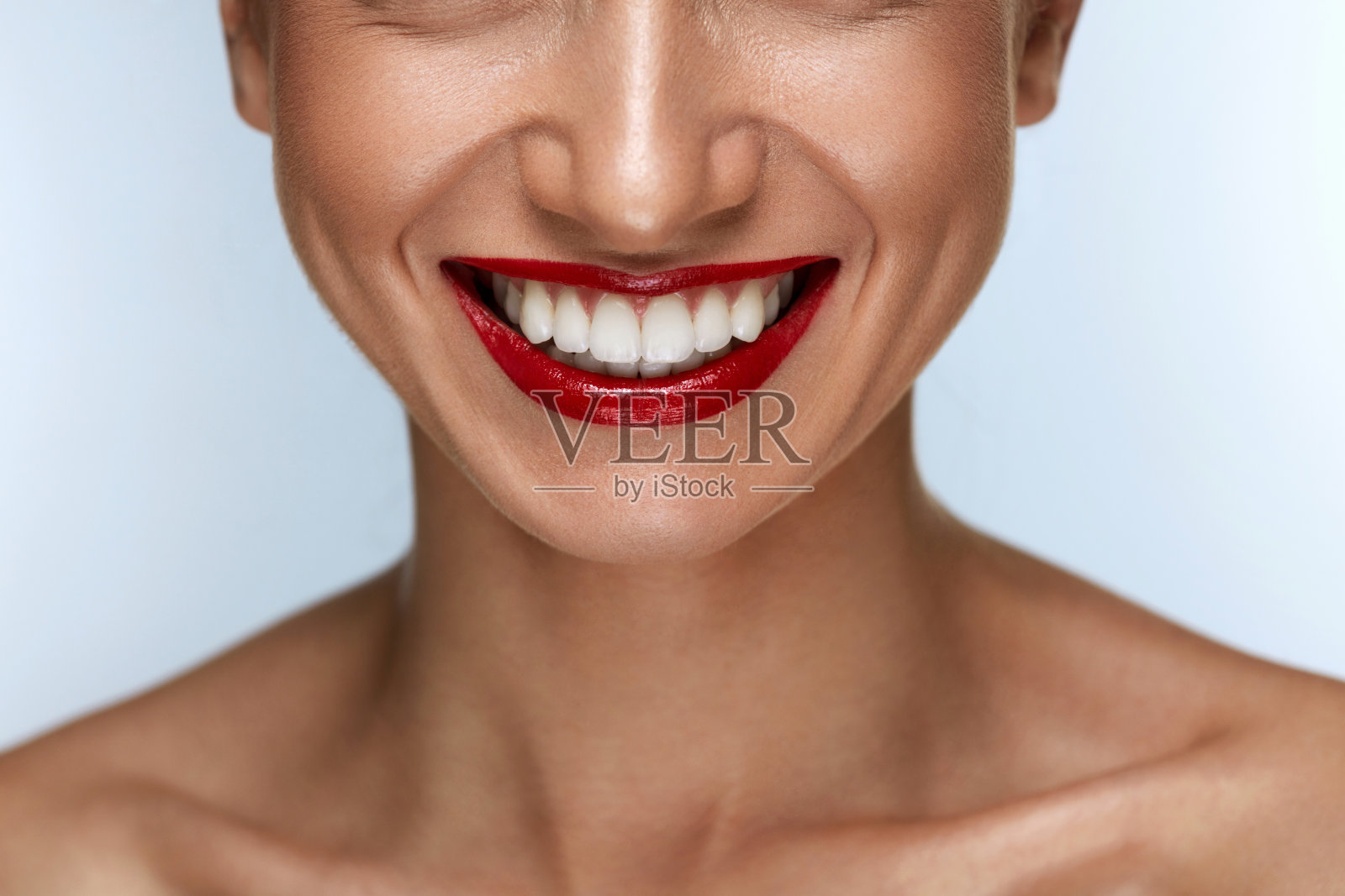 美丽的微笑，健康的白牙齿和红唇照片摄影图片