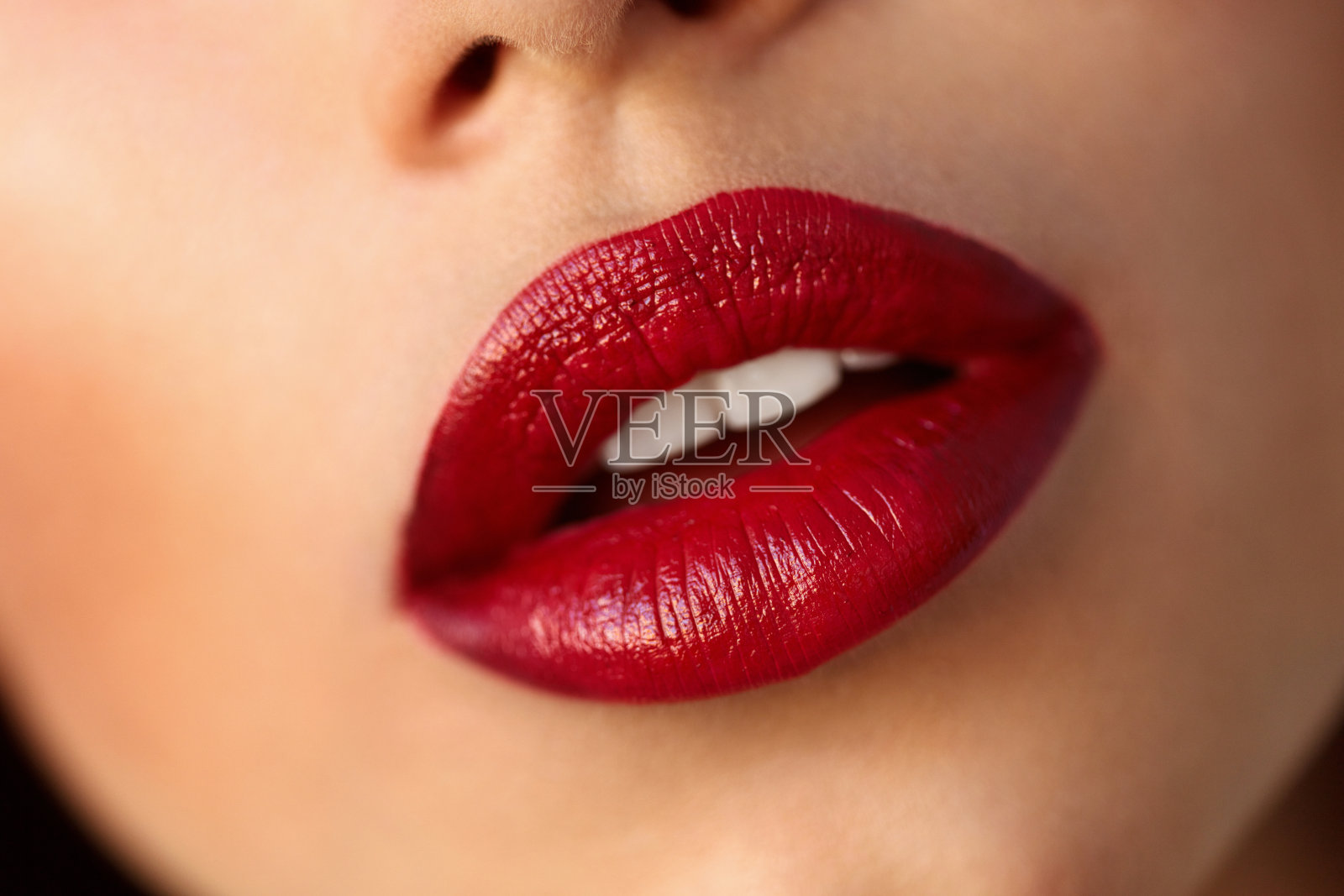 特写美丽的女人嘴唇与红色唇膏。美妆照片摄影图片