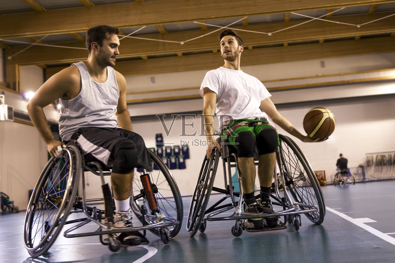 残疾运动员在打篮球照片摄影图片