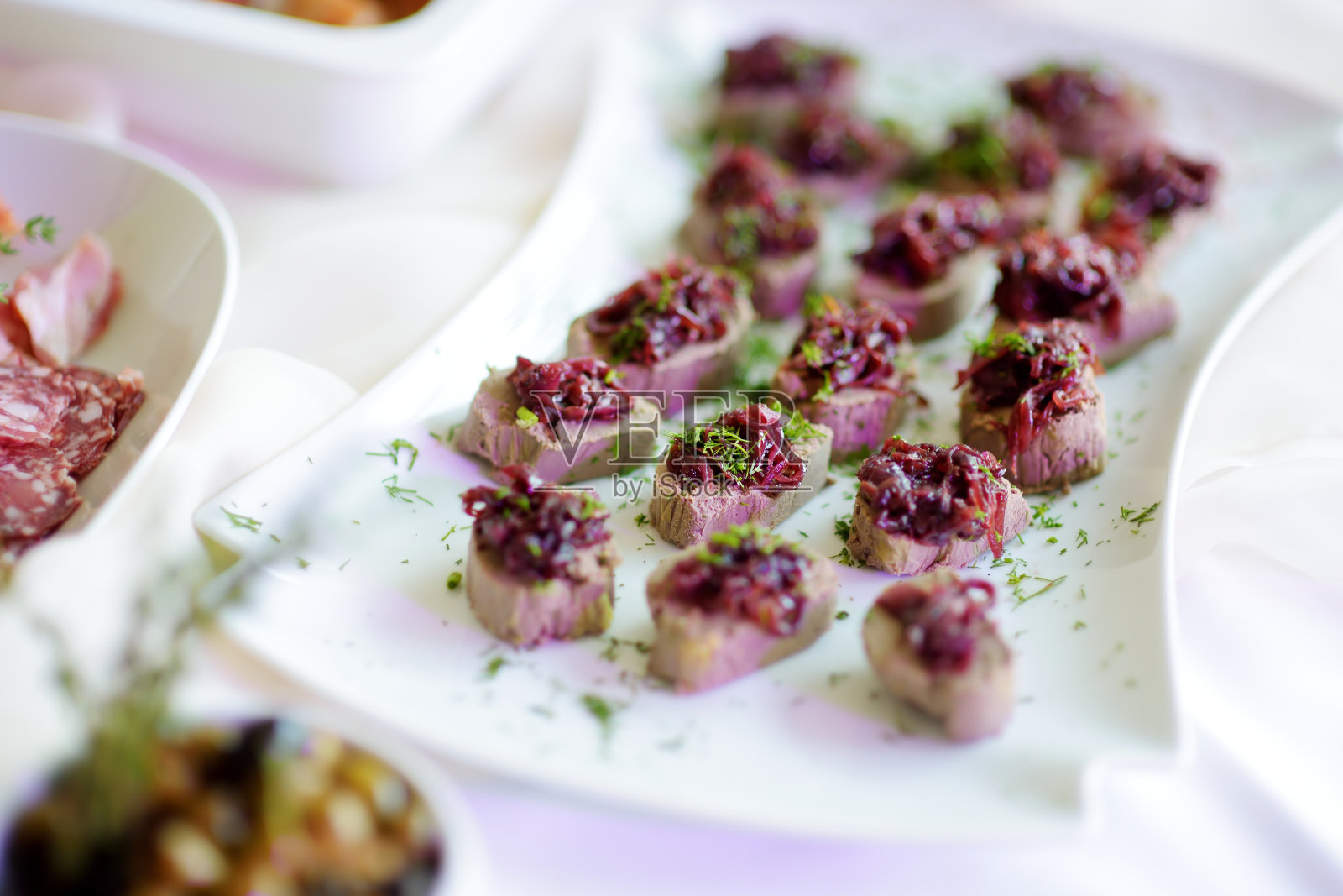 在宴会或婚宴上提供的美味的配有甜菜的肉酱点心照片摄影图片