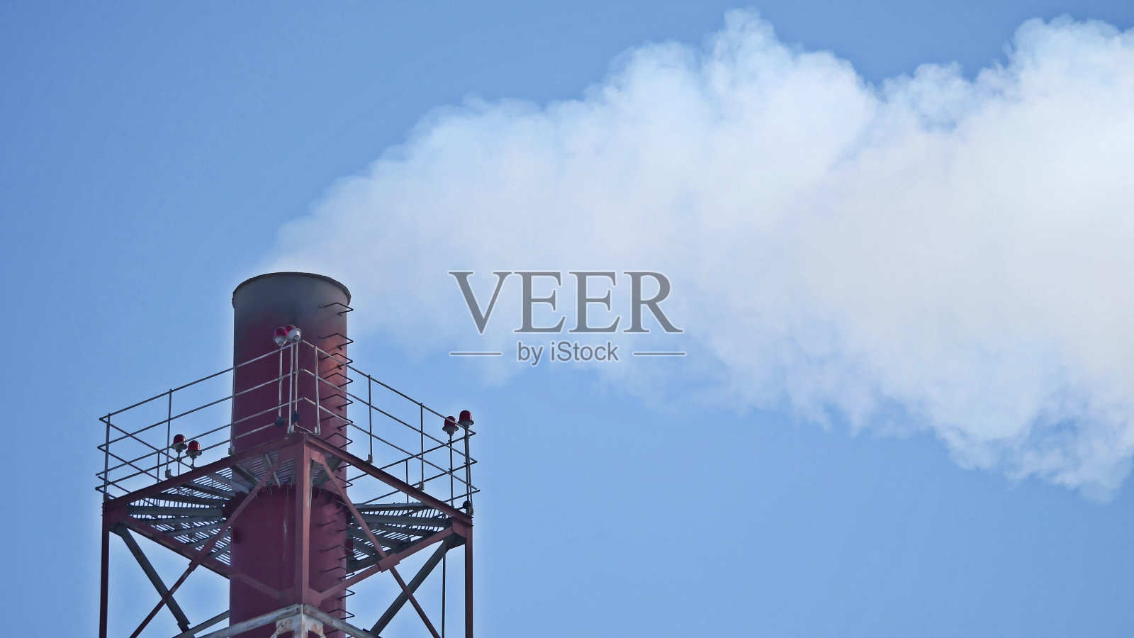 烟工业从卫生防护中心的烟囱里冒出来。污染环境。环境灾难。蓝色的天空照片摄影图片