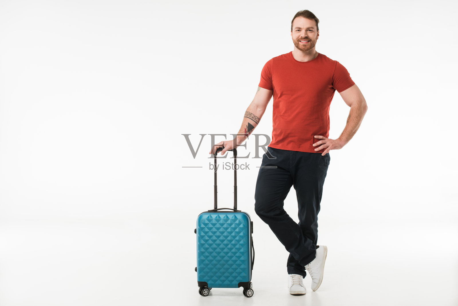 时尚男子站在行李箱孤立在白色，旅游概念照片摄影图片