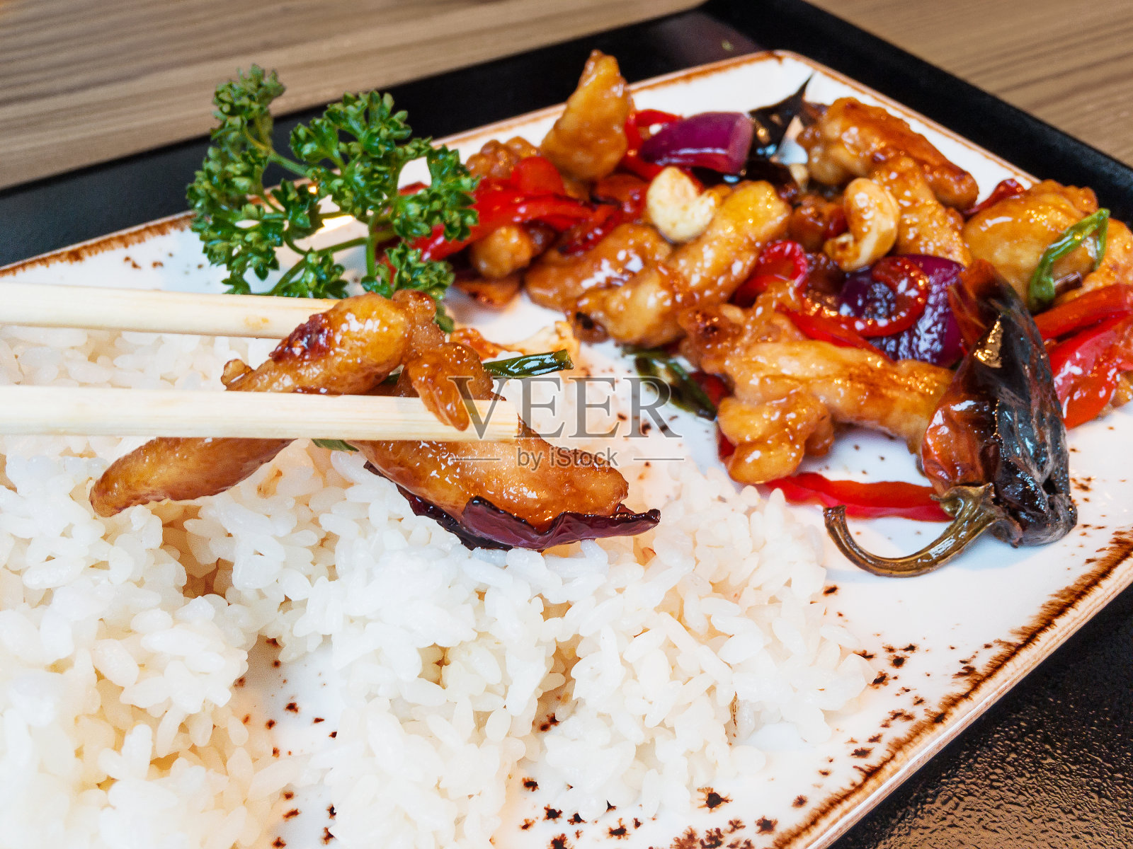 亚洲美食- Tori no casu。腰果炒鸡肉，辣酱辣椒，米饭。照片摄影图片