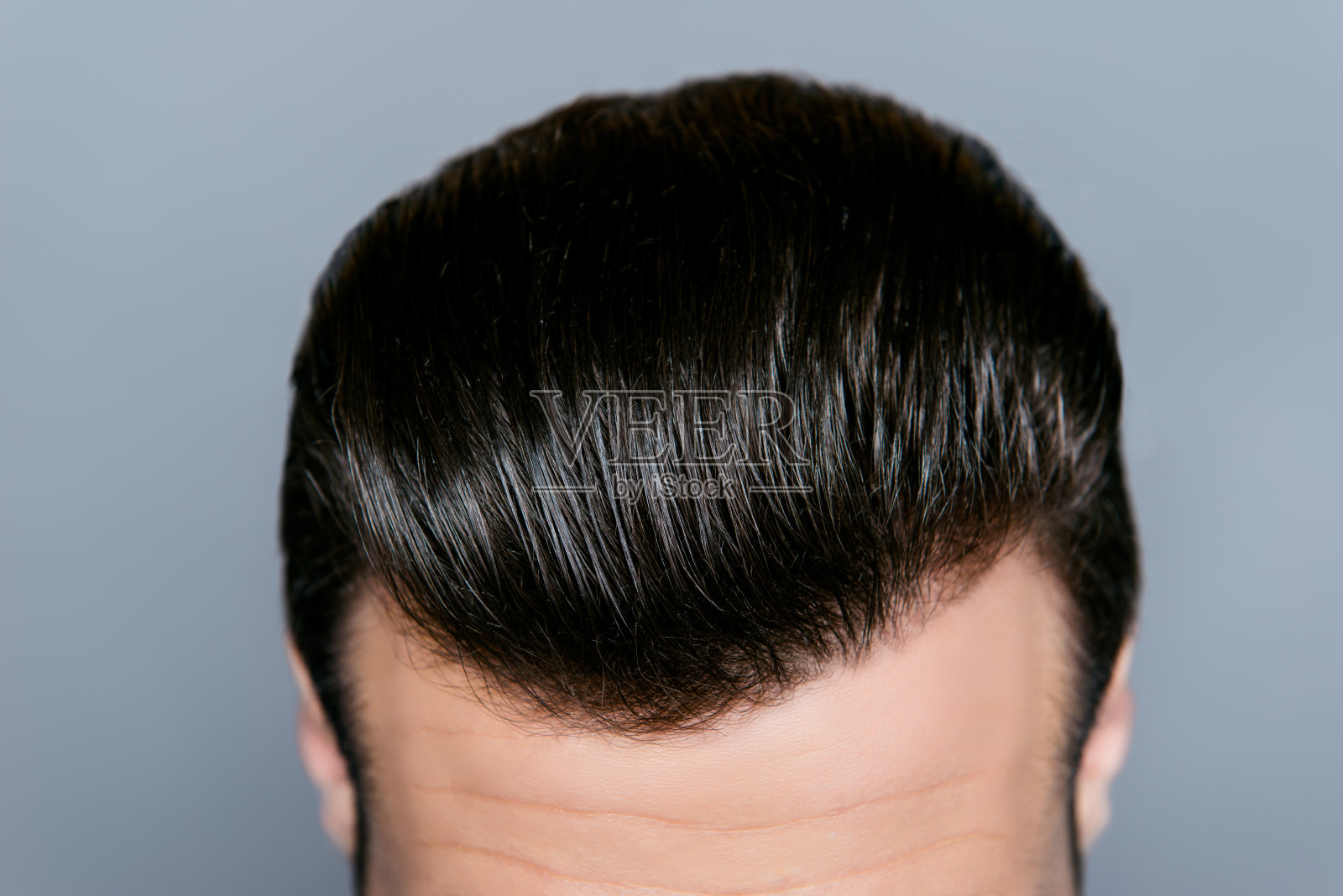 一个男人的时尚发型的特写，没有皮屑孤立在灰色的背景照片摄影图片