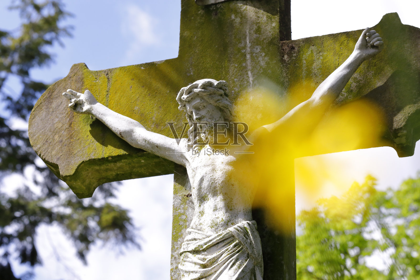 盛开的黄色花与基督教十字架照片摄影图片