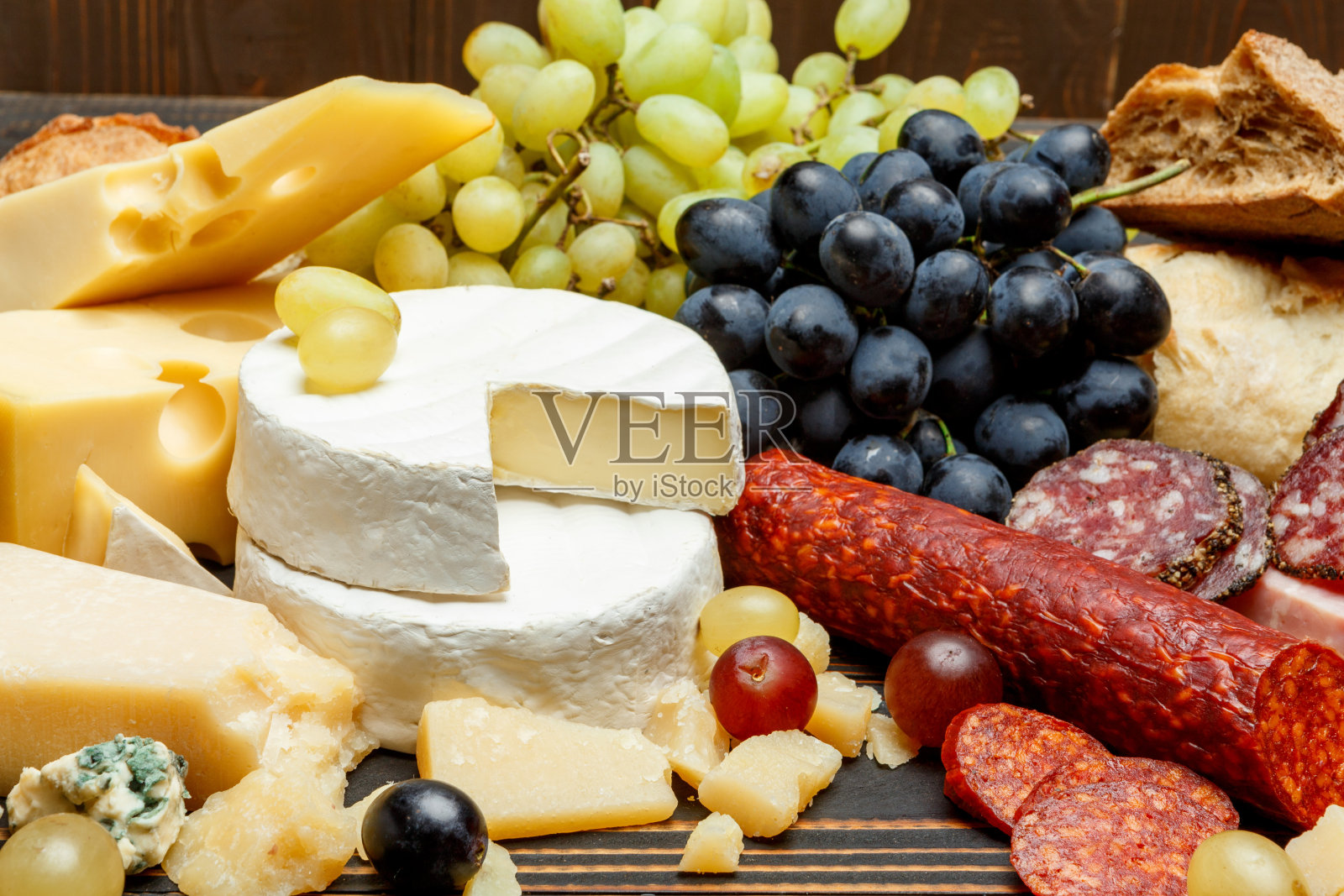 传统的意大利产品有腊肠，奶酪，面包和水果照片摄影图片