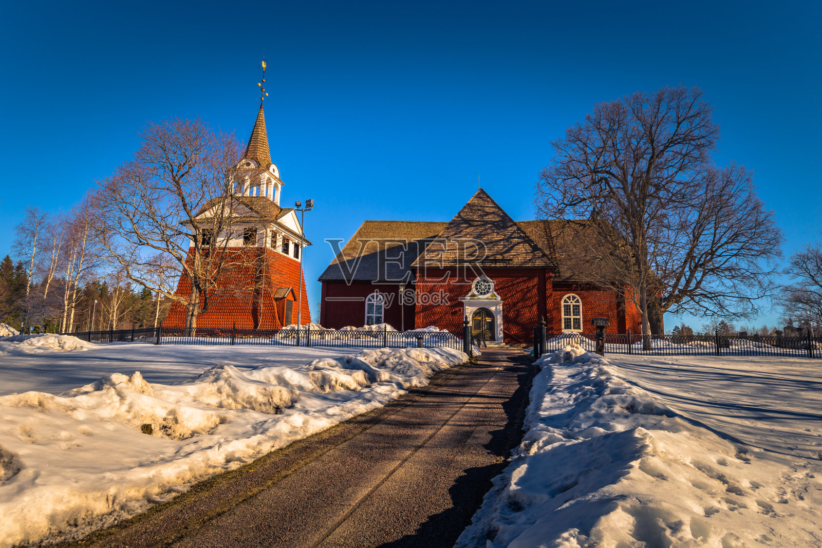 桑德伯恩——2018年3月30日:瑞典达拉那的桑德伯恩镇教堂照片摄影图片