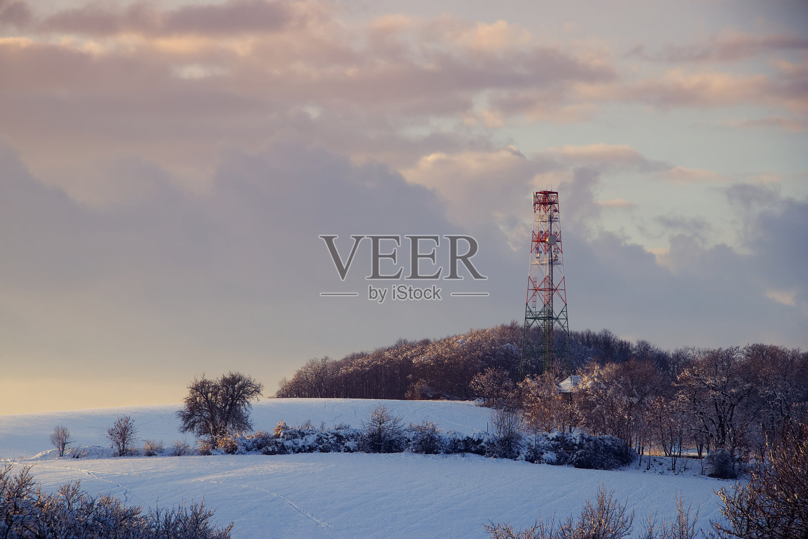 发射机通信塔在冬季景观照片摄影图片