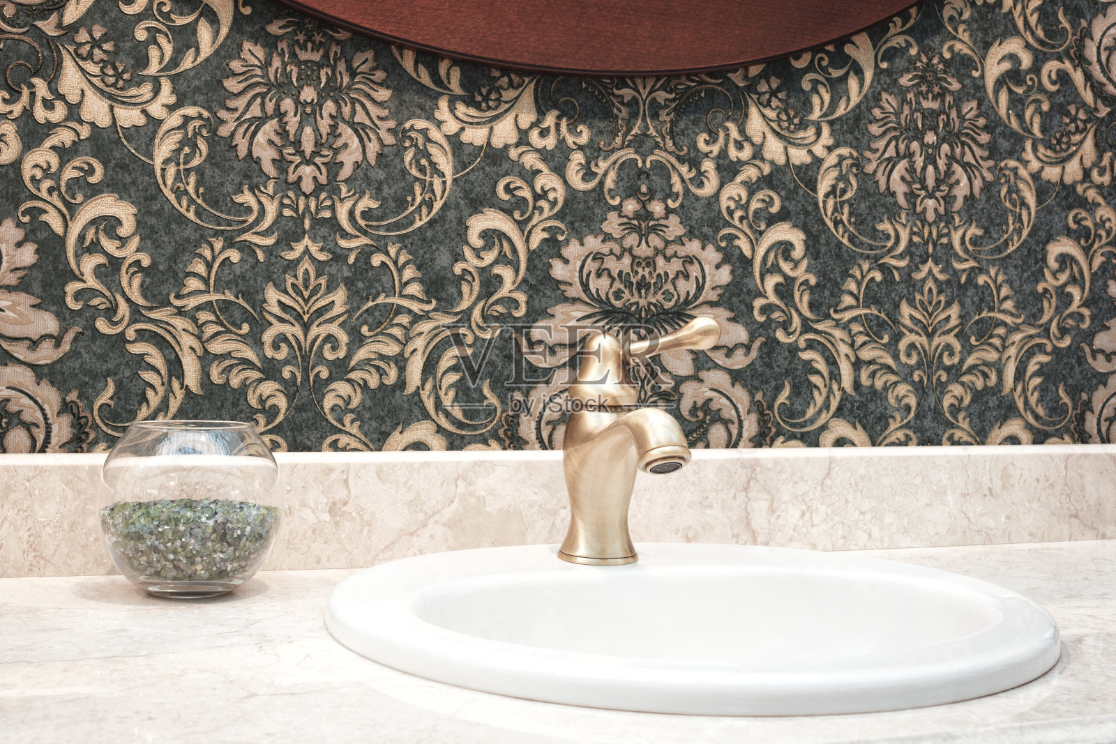 浴室经典的内部水槽和古典复古风格的青铜水龙头照片摄影图片