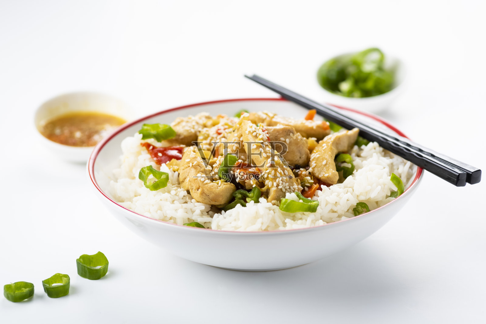 鸡肉和蔬菜米饭照片摄影图片