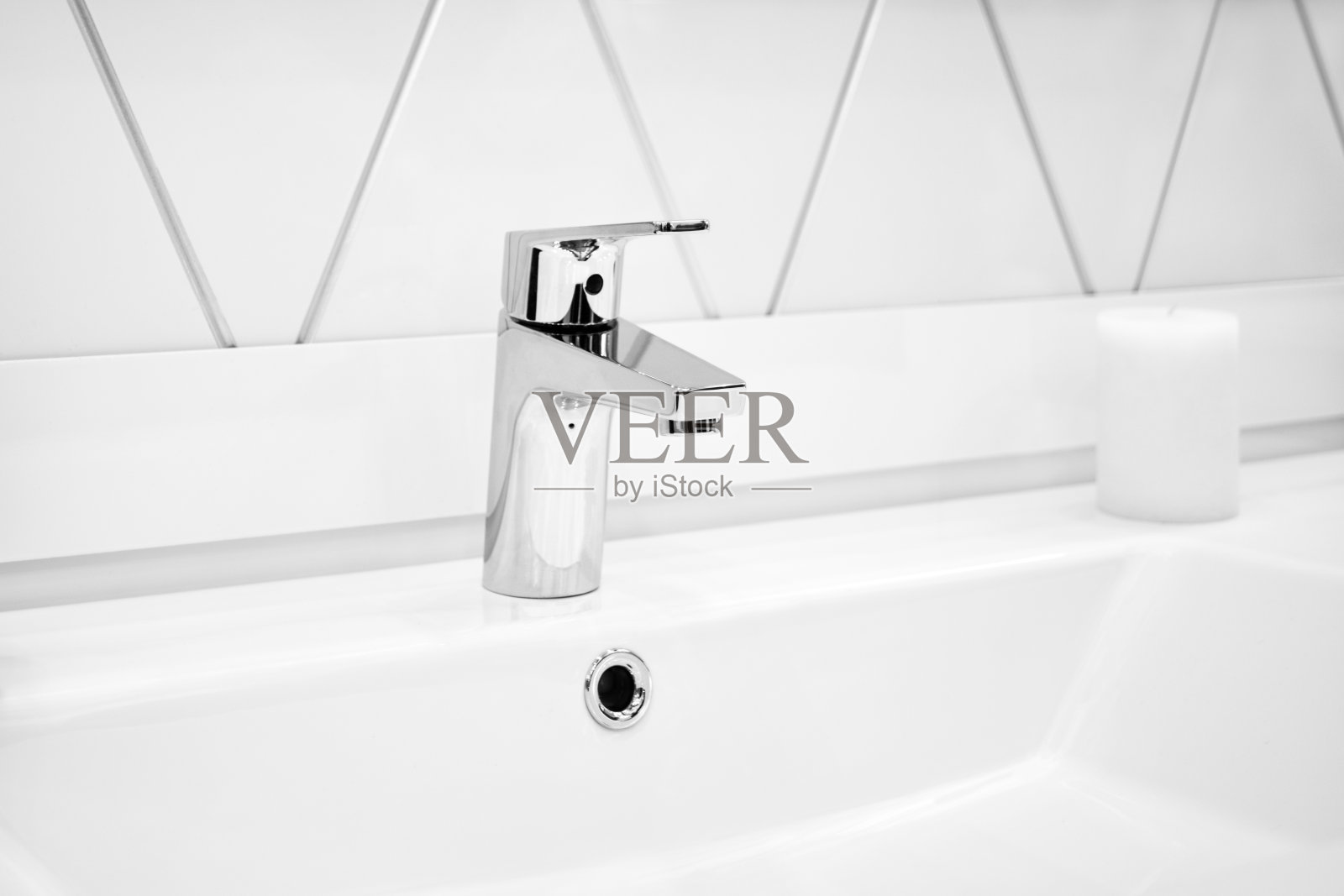 豪华现代风格水龙头搅拌器在一个美丽的白色浴室的白色水槽照片摄影图片