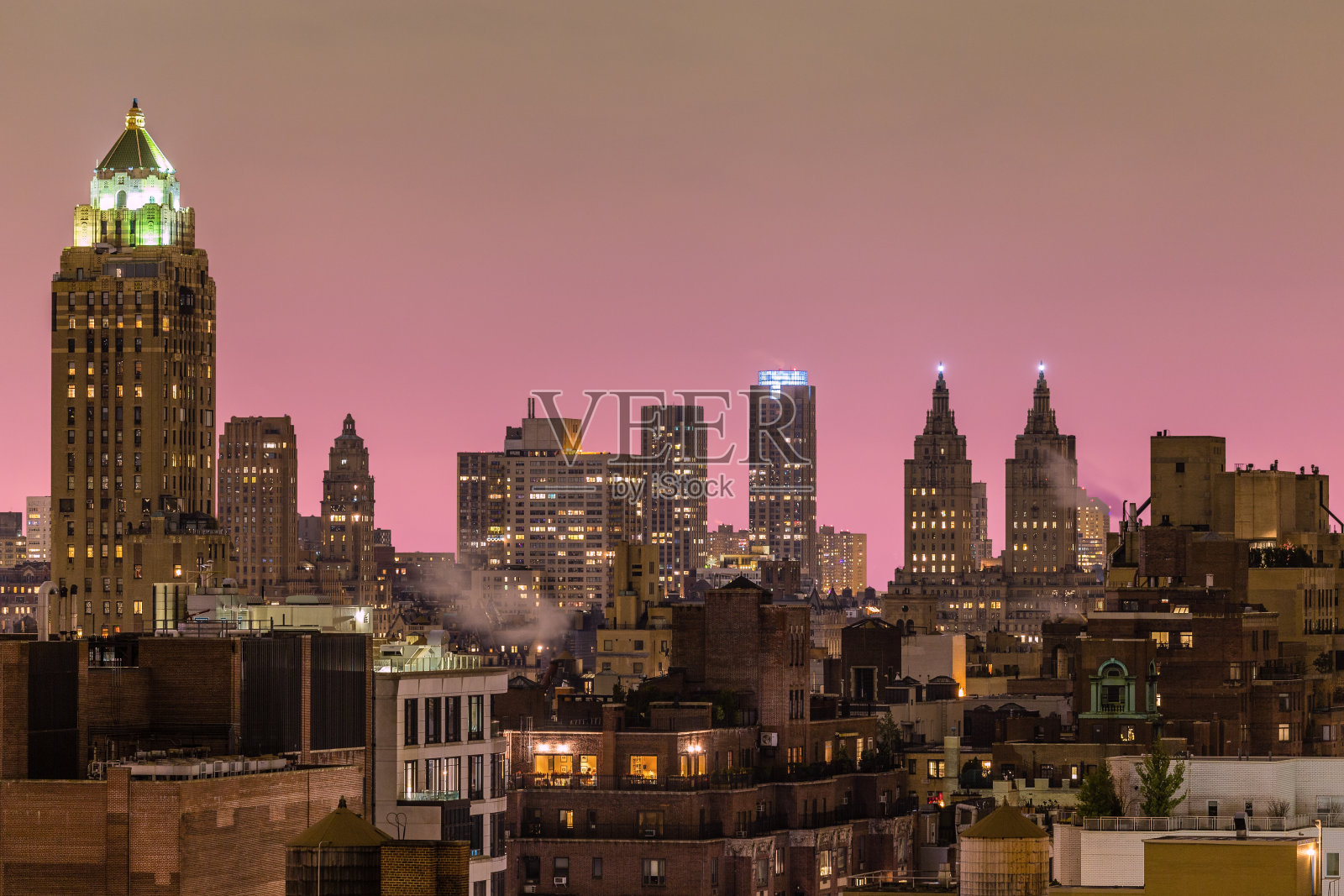 纽约天际线与曼哈顿上东区和中城豪华高层公寓和日落天空。照片摄影图片