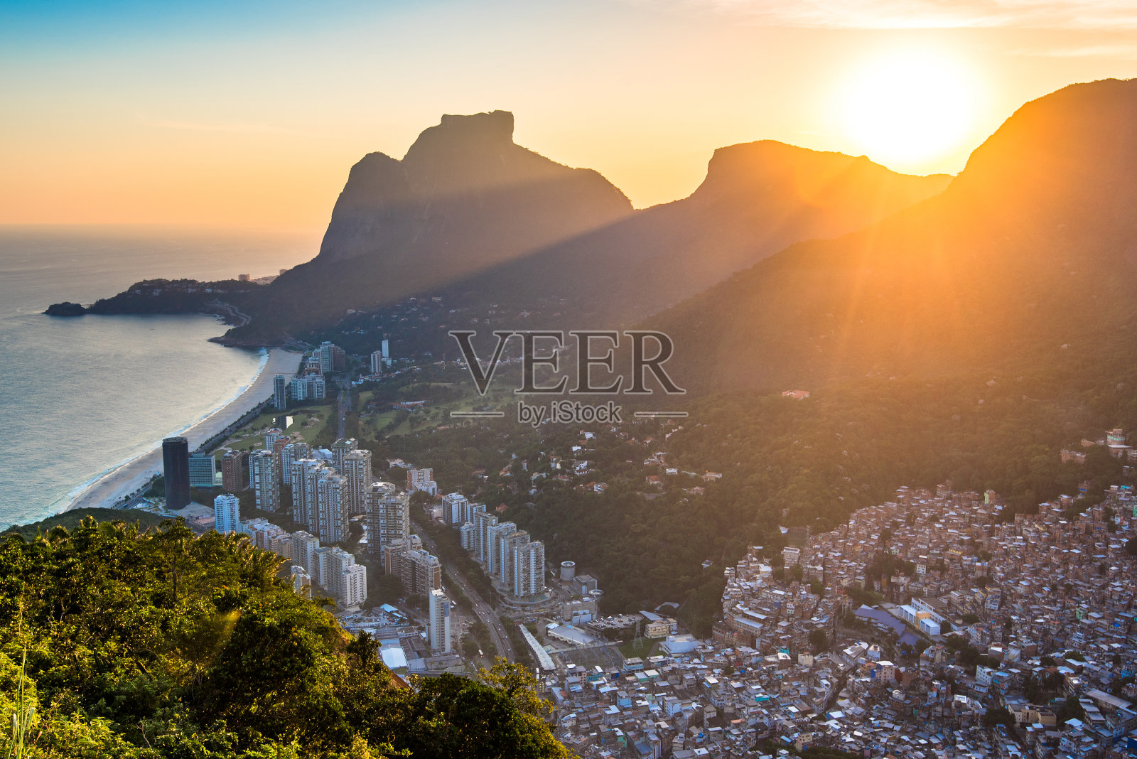 缤纷的日落在里约热内卢城市照片摄影图片