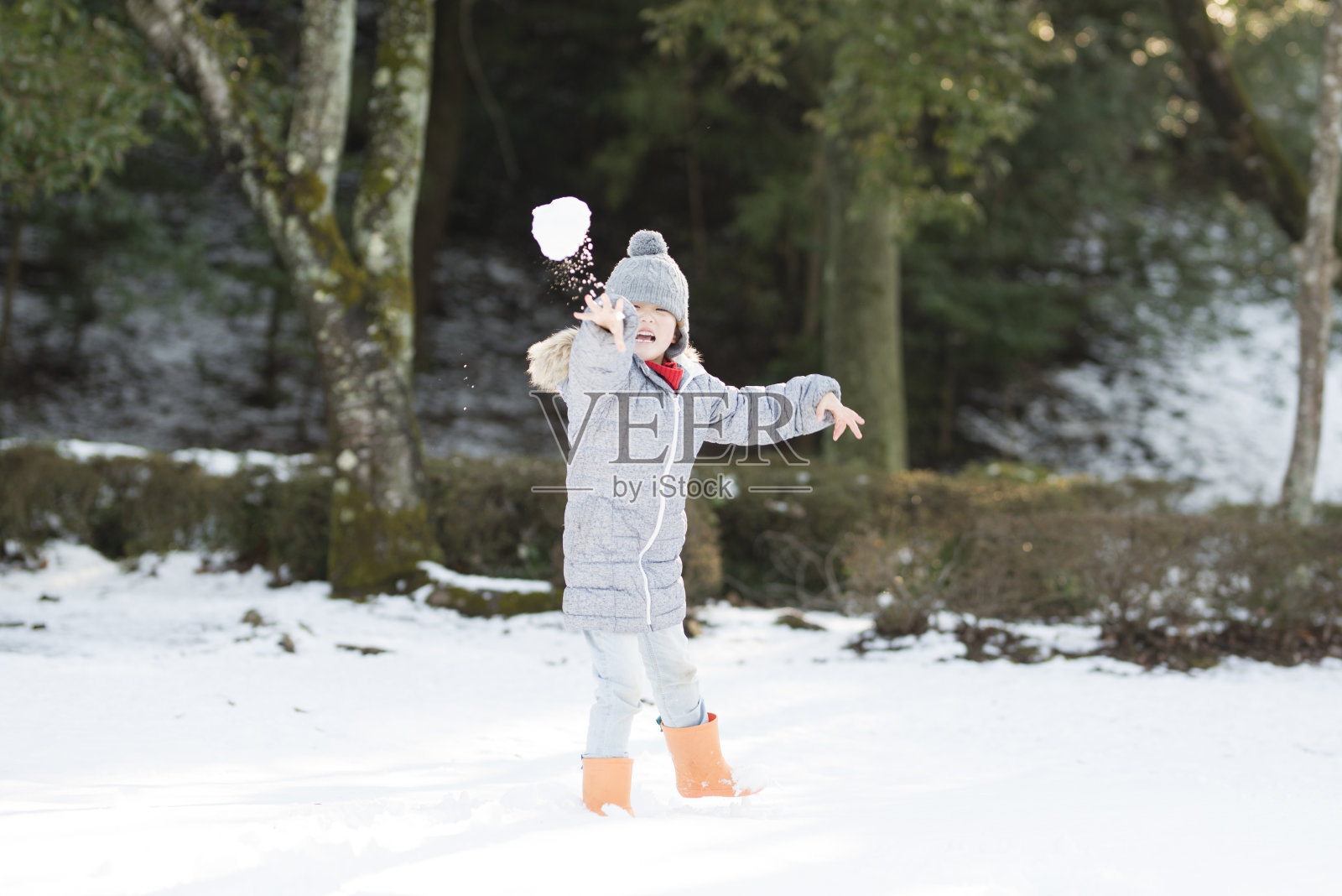小女孩在玩雪照片摄影图片