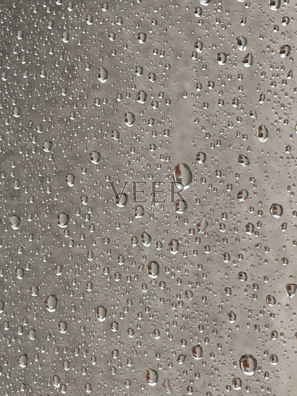 雨滴落在玻璃窗上照片摄影图片