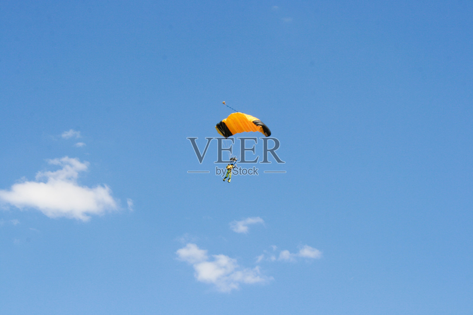 五颜六色的降落伞在晴朗的夏日天空照片摄影图片