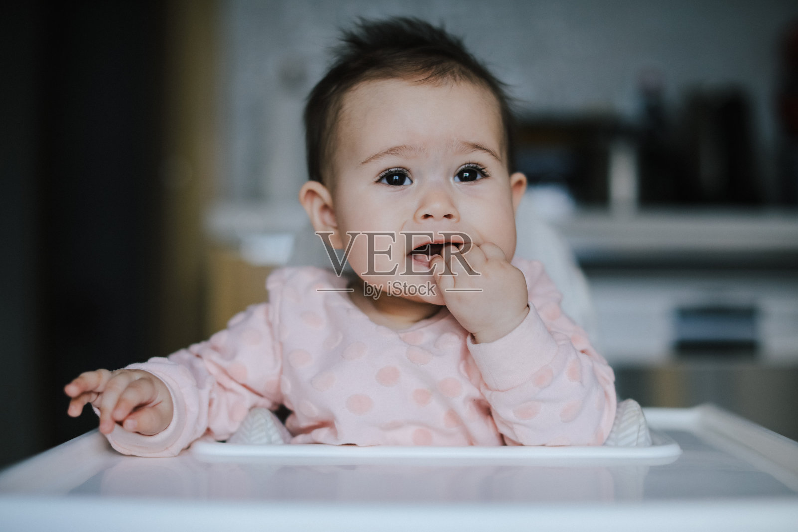婴儿在午餐时间哭泣照片摄影图片