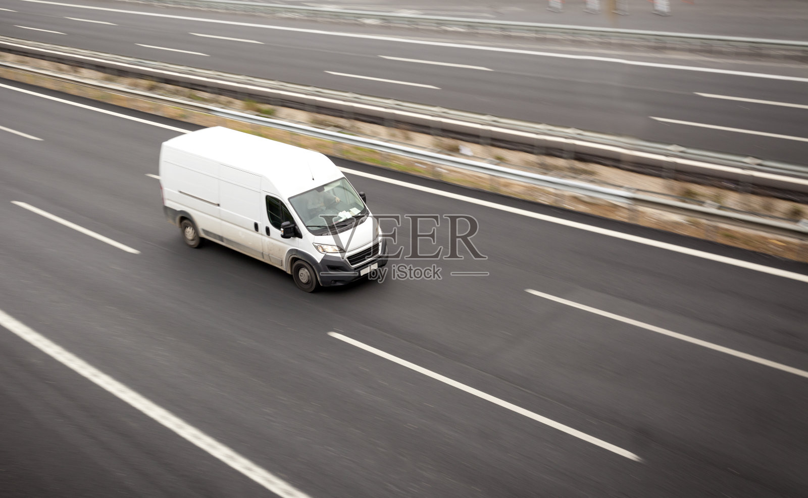 高速公路上的白色货车照片摄影图片