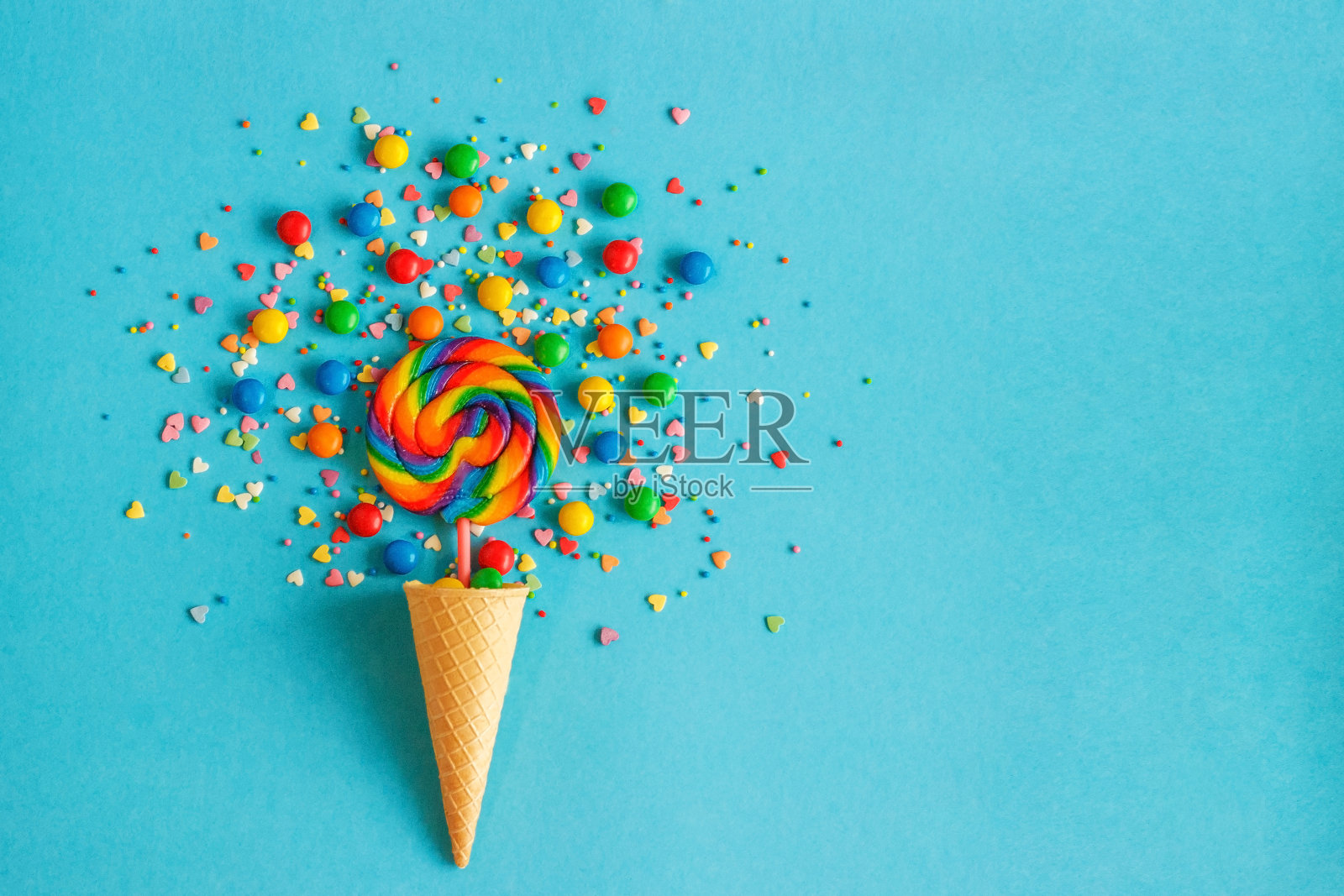冰淇淋甜筒，五颜六色的棒棒糖和糖果照片摄影图片