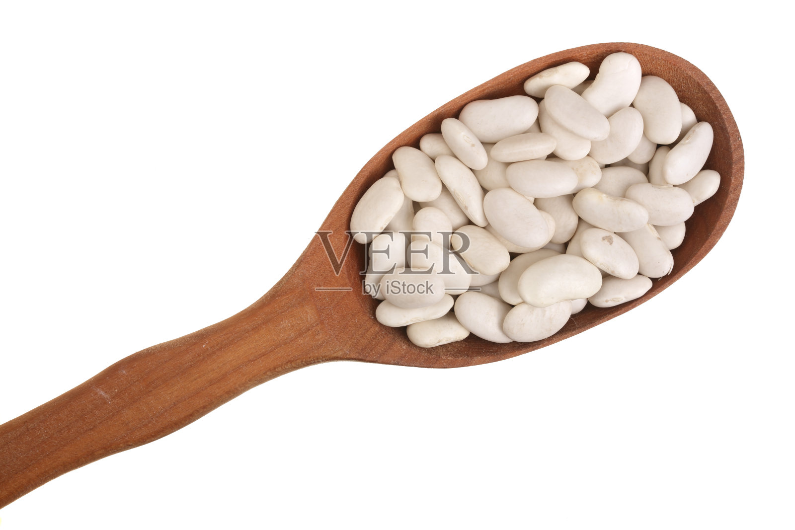 白色的芸豆在木勺孤立在白色的背景近距离。俯视图照片摄影图片