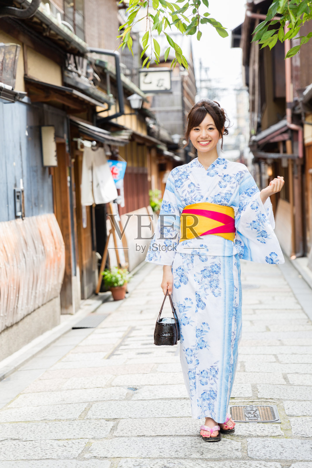 年轻的亚洲妇女穿着和服在京都照片摄影图片