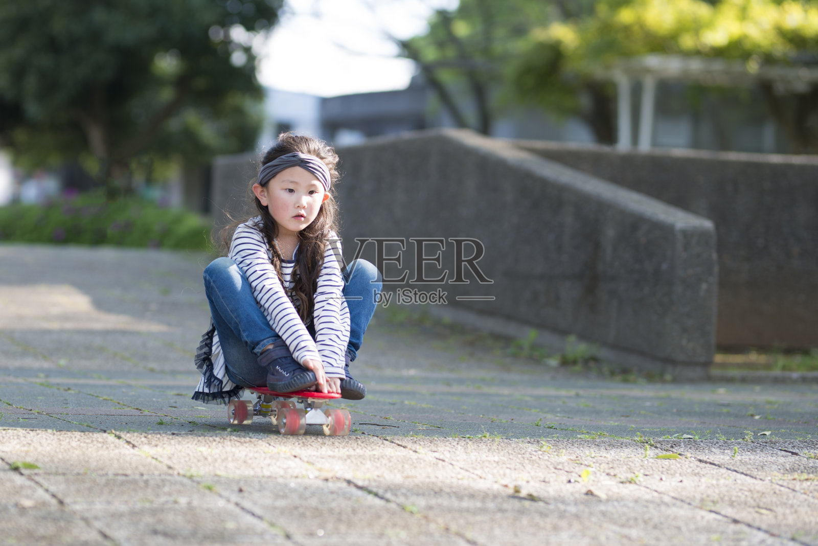 小女孩玩滑板照片摄影图片