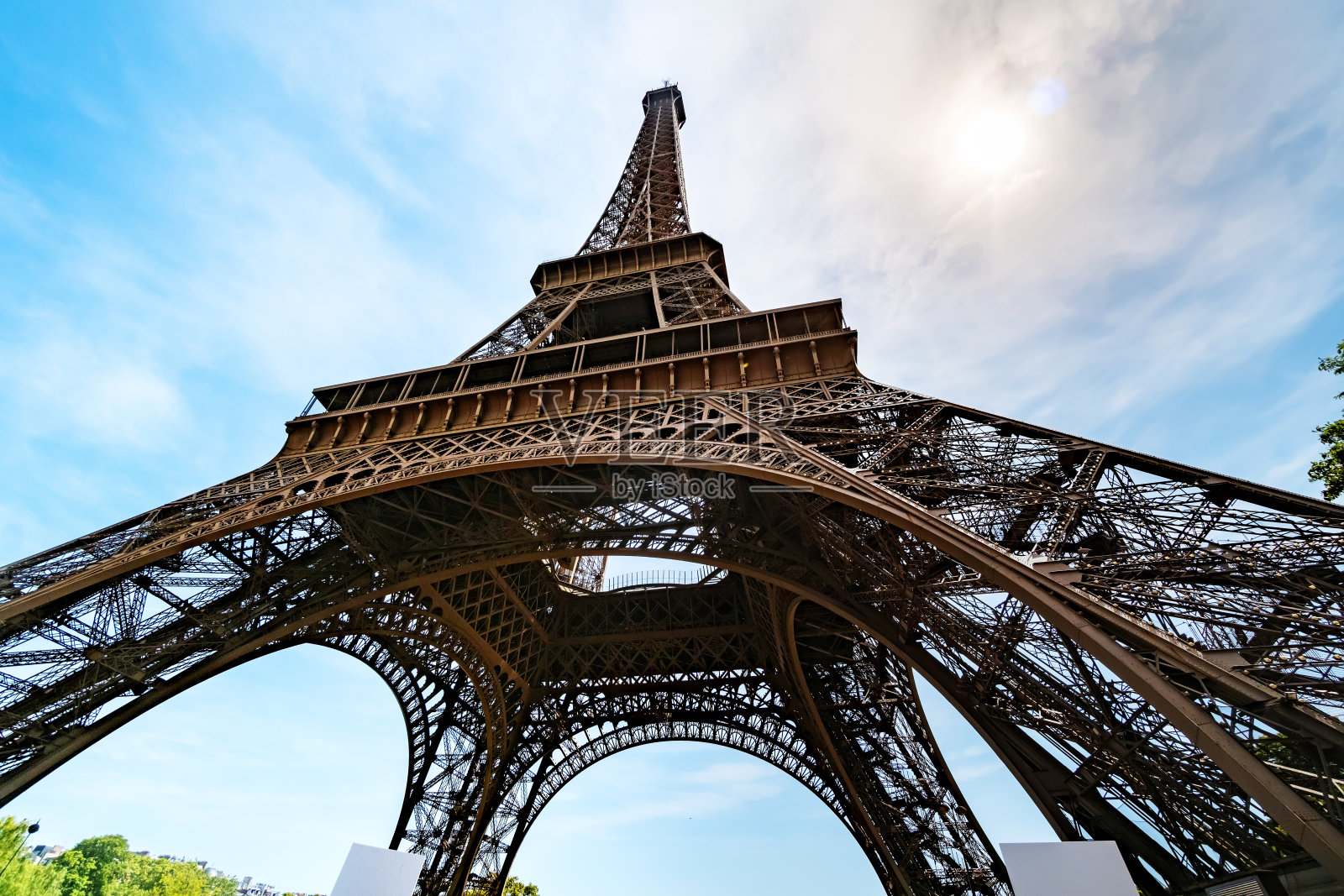埃菲尔铁塔，晴朗的夏日，巴黎的蓝天照片摄影图片