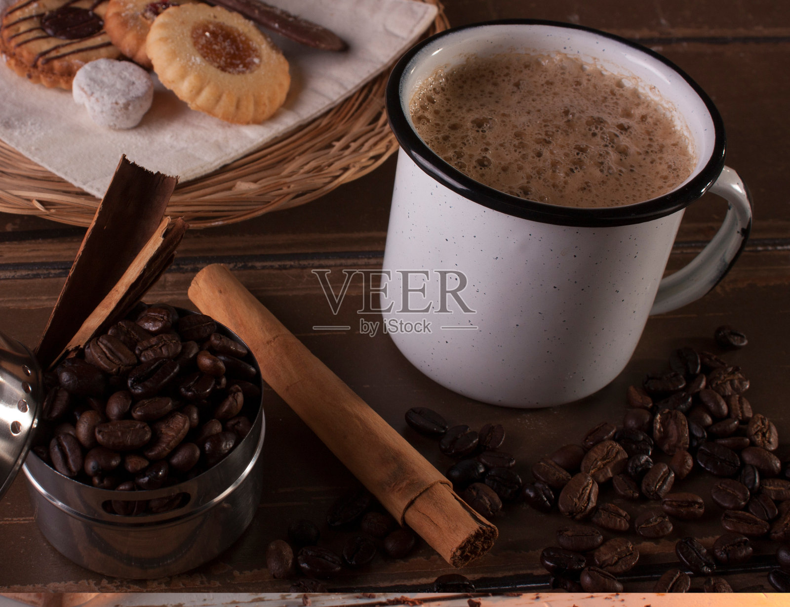 在墨西哥，一杯咖啡是早晨最精致的乐趣之一，没有什么比早上一杯卡布奇诺更丰富的了，肉桂将给现在的早餐一个特别的触摸!照片摄影图片