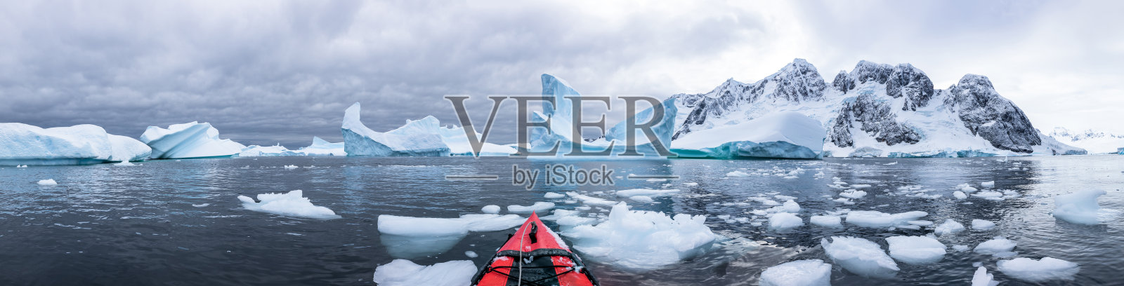 在南极洲冰山墓地皮划艇的全景照片摄影图片