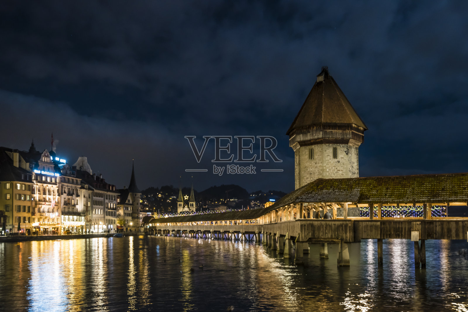 卢塞恩，瑞士:历史悠久的教堂桥(卡佩尔布鲁克)的夜晚照片摄影图片