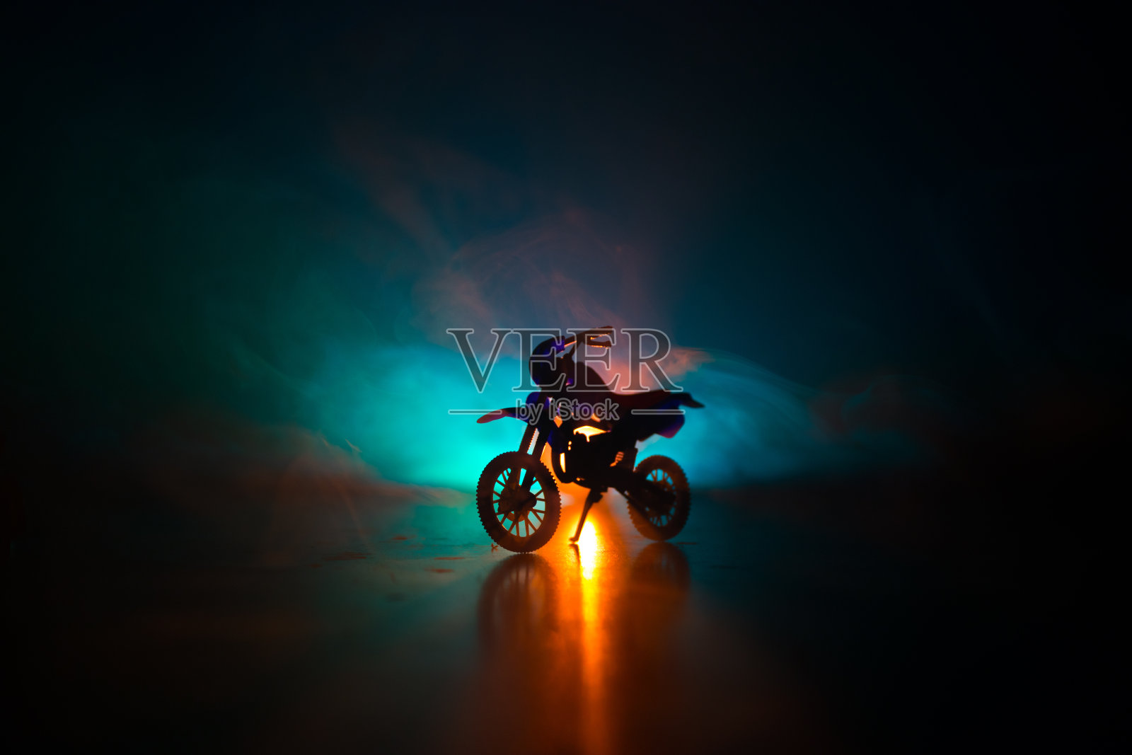 大功率摩托车斩波器。雾与背光的背景与男人骑在晚上。空的空间照片摄影图片